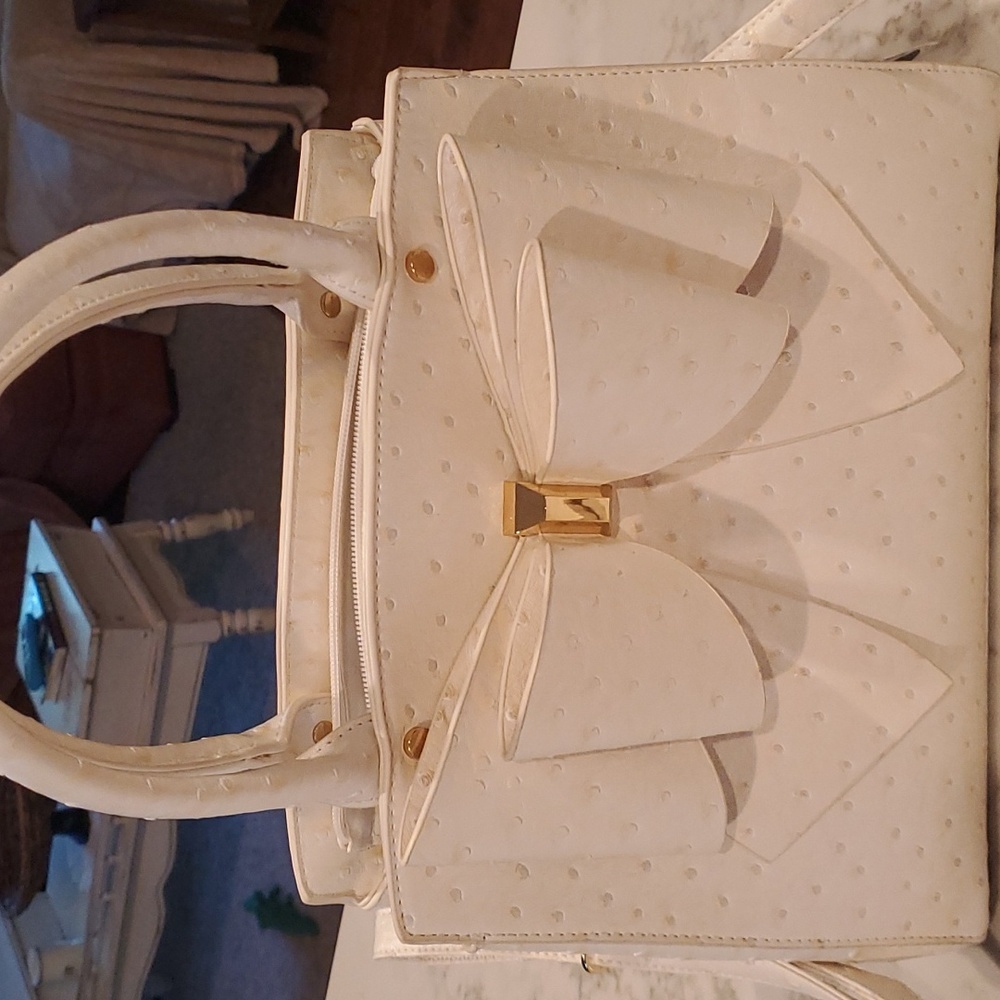 Classy bone color purse 👜.